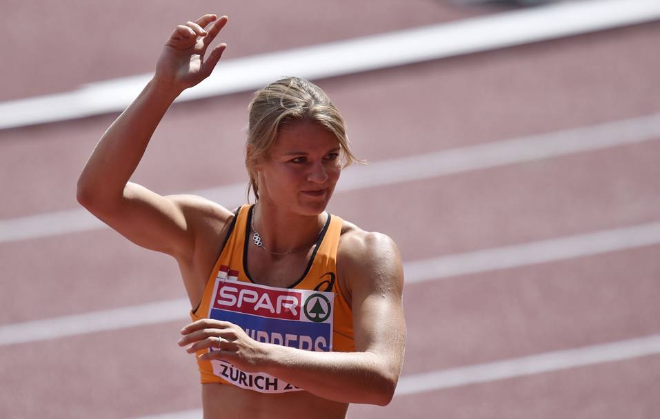 La collana olimpica dell’olandese Dafne Schippers, ritratta dopo le qualifiche valevoli per i 100 metri. Ap